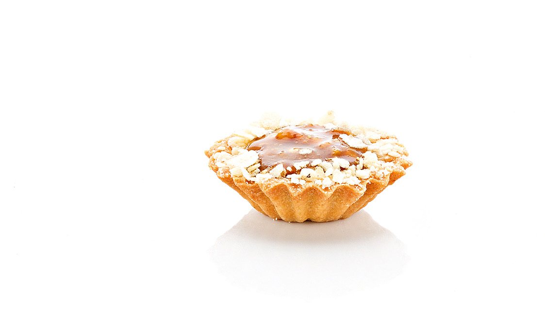 Песочная корзинка с карамелью и орехами
